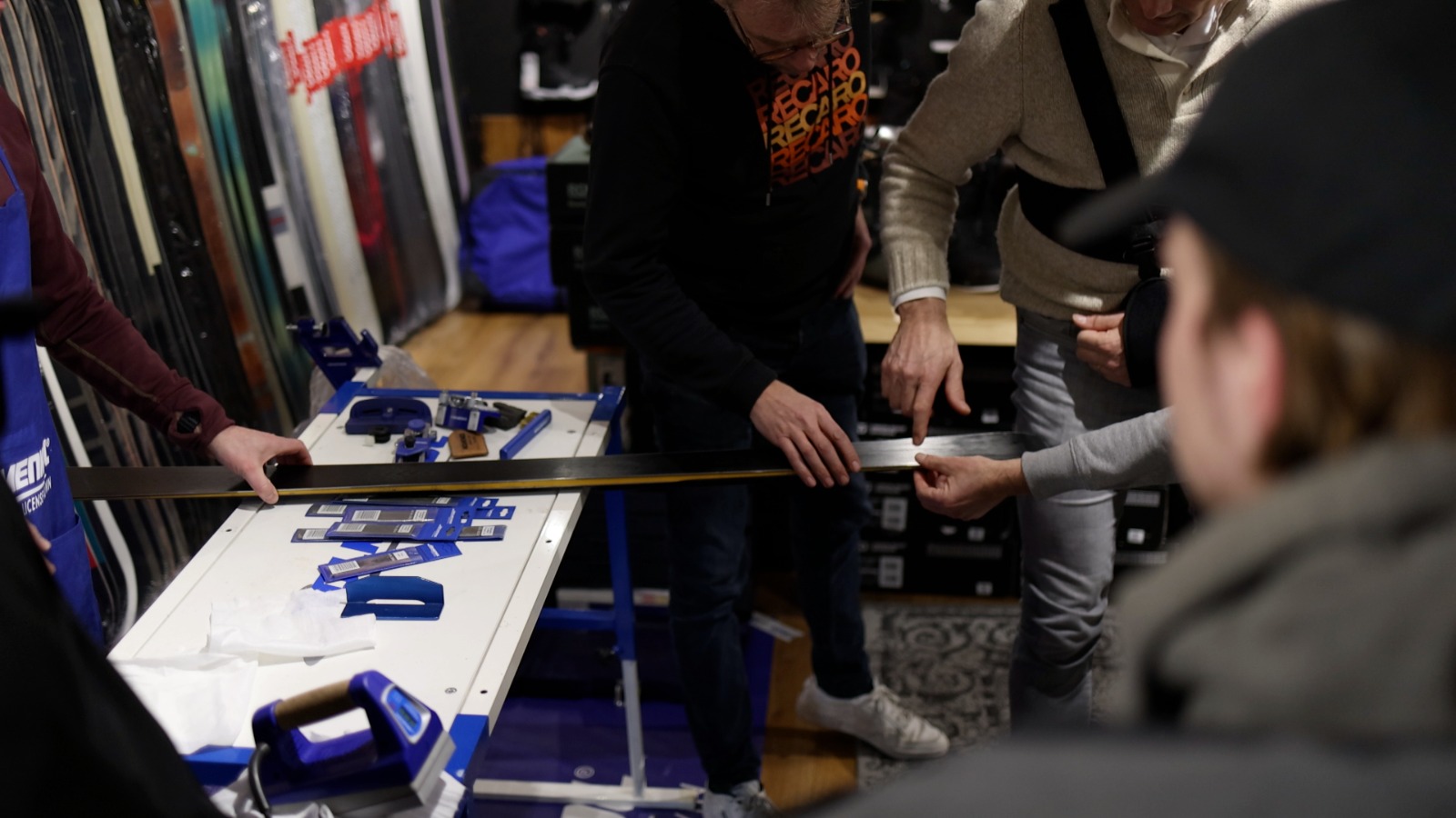 Deelnemers werken samen aan een ski