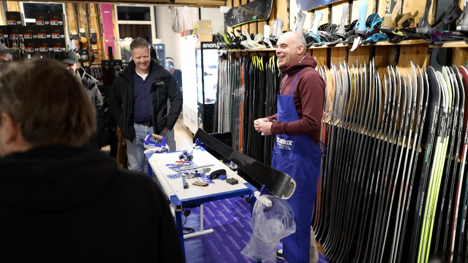 Leermeester legt uit aan deelnemers in de werkplaats